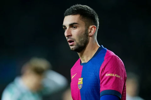 لا جازيتا ديلو سبورت: ميلان يستهدف 3 صفقات أبرزهم لاعب برشلونة